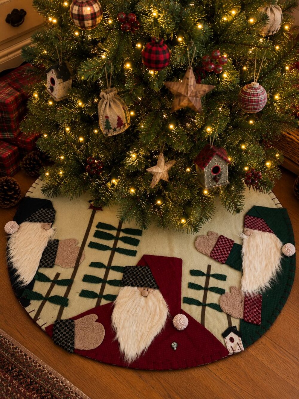 36” Folk Art Santa Christmas Tree Skirt – Country Primitive Holiday Décor